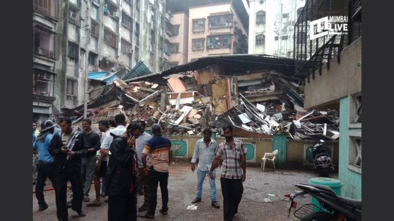 Building sinks in Ulhasnagar a day after the residents were evacuated Building sinks in Ulhasnagar a day after the residents were evacuated