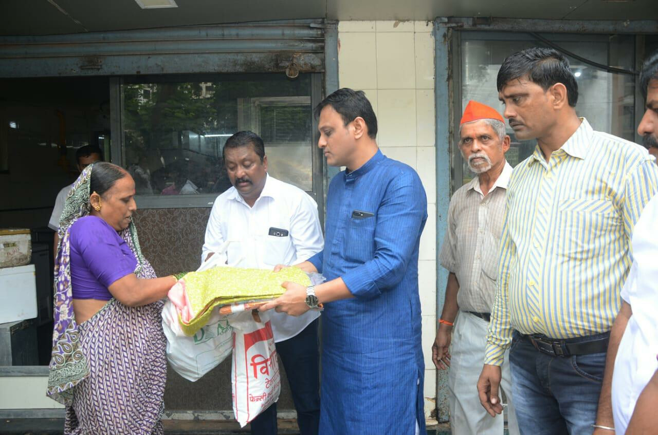 बाढ़ पीड़ितों की मदद के लिए आम लोग भी आए आगे