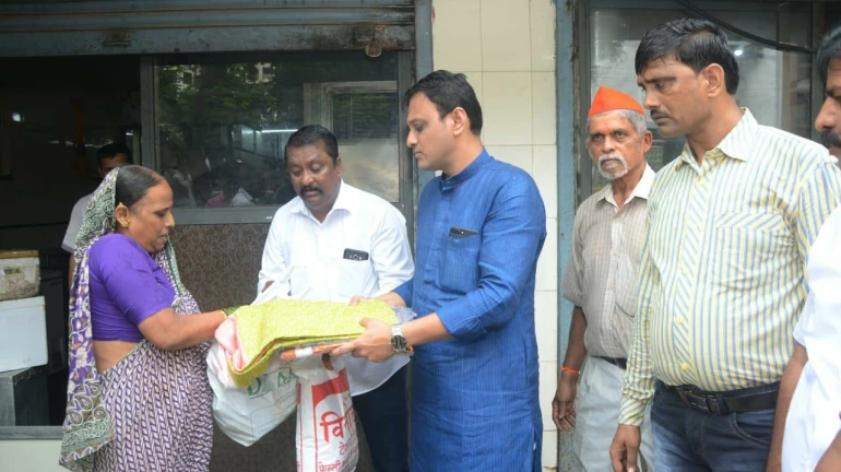 बाढ़ पीड़ितों की मदद के लिए आम लोग भी आए आगे बाढ़ पीड़ितों की मदद के लिए आम लोग भी आए आगे