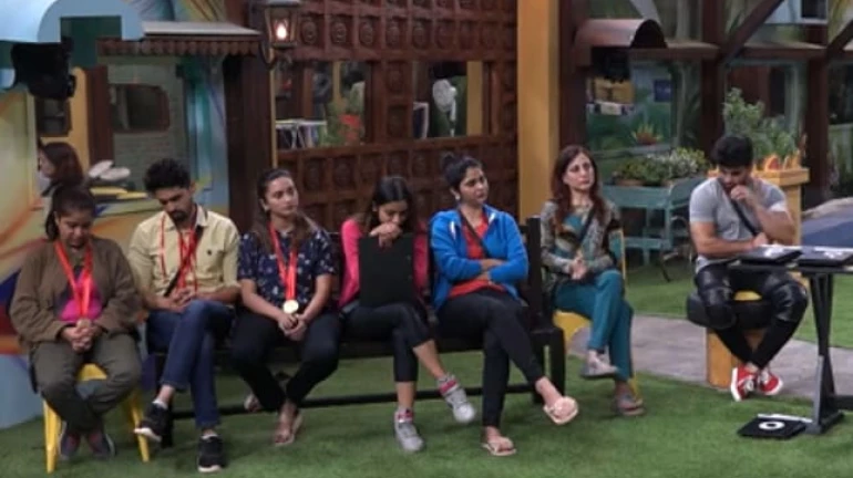 हीना आणि शिव घराबाहेर जाण्याच्या प्रक्रियेमध्ये नॉमिनेट हीना आणि शिव घराबाहेर जाण्याच्या प्रक्रियेमध्ये नॉमिनेट