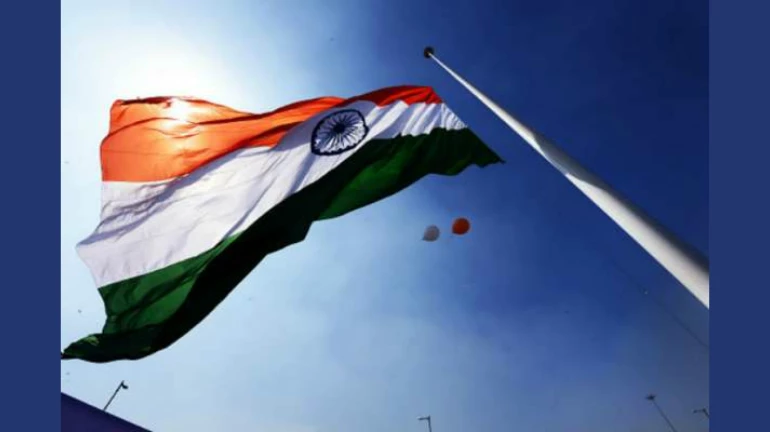 मुंबईतल्या ‘या’ ७ स्थानकांवर फडकताहेत १०० फूट उंचीचे झेंडे मुंबईतल्या ‘या’ ७ स्थानकांवर फडकताहेत १०० फूट उंचीचे झेंडे