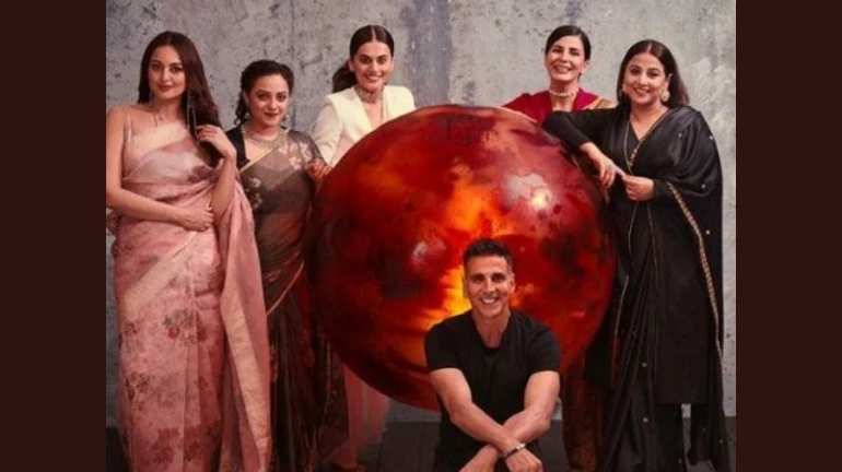 Movie Review: 'मंगळ' ग्रहाच्या प्रवासाची 'सुमंगल' कहाणी Movie Review: 'मंगळ' ग्रहाच्या प्रवासाची 'सुमंगल' कहाणी