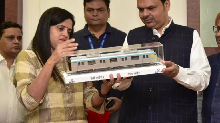 मुख्यमंत्री ने किया मेट्रो लाइन-3 के लिए कोचों के मॉडल का अनावरण
