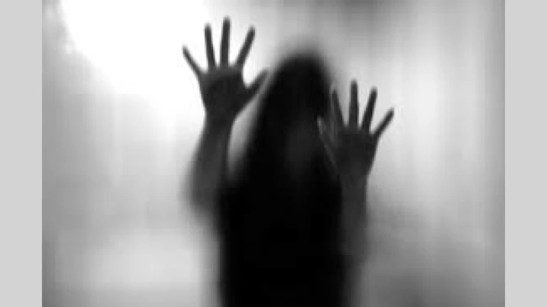 कौटुंबिक वादातून आजीने नातीला सहाव्या माळ्यावरून फेकले कौटुंबिक वादातून आजीने नातीला सहाव्या माळ्यावरून फेकले