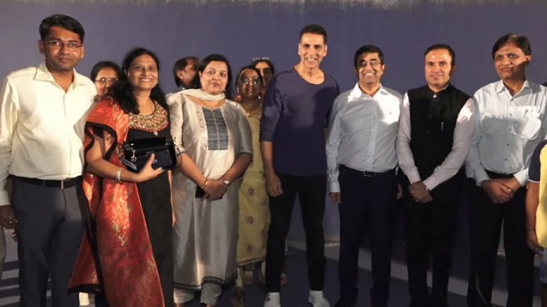 बीएमसी कमिश्नर प्रवीण परदेशी ने 300 अधिकारियों के साथ देखी मिशन मंगल बीएमसी कमिश्नर प्रवीण परदेशी ने 300 अधिकारियों के साथ देखी मिशन मंगल