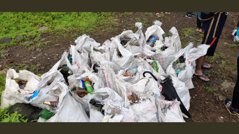 'हा' तर कचऱ्याचा पूर, वदप धबधबा परिसरातून १ हजार किलो कचरा साफ 'हा' तर कचऱ्याचा पूर, वदप धबधबा परिसरातून १ हजार किलो कचरा साफ