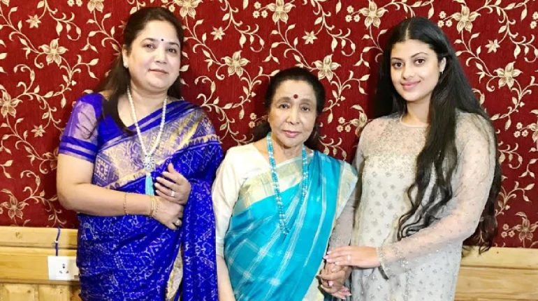 Asha Bhosle and Zanai Bhosle croon in gratitude to the Spiritual leader Sri Sri Ravi Shankar Asha Bhosle and Zanai Bhosle croon in gratitude to the Spiritual leader Sri Sri Ravi Shankar