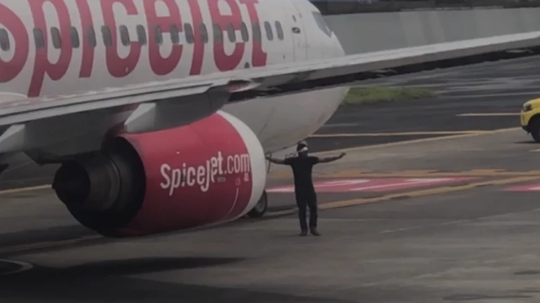 अचानक फ्लाइट के सामने आया शख्स, बाल बाल बचा हादसा अचानक फ्लाइट के सामने आया शख्स, बाल बाल बचा हादसा