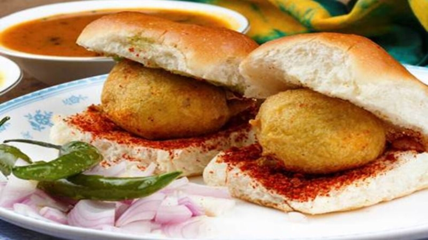 Famous Vada Pav In Mumbai World Vada Pav Day 2019: This is how the famous snack originated | Mumbai