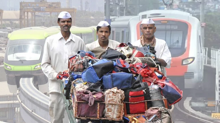 मुंबईच्या डबेवाल्यांची मोनो आणि मेट्रोतून डबे नेण्याची मागणी मुंबईच्या डबेवाल्यांची मोनो आणि मेट्रोतून डबे नेण्याची मागणी