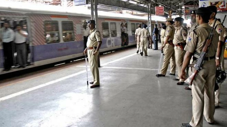 राज्यातील पूरग्रस्तांच्या मदतीला पोलिस राज्यातील पूरग्रस्तांच्या मदतीला पोलिस