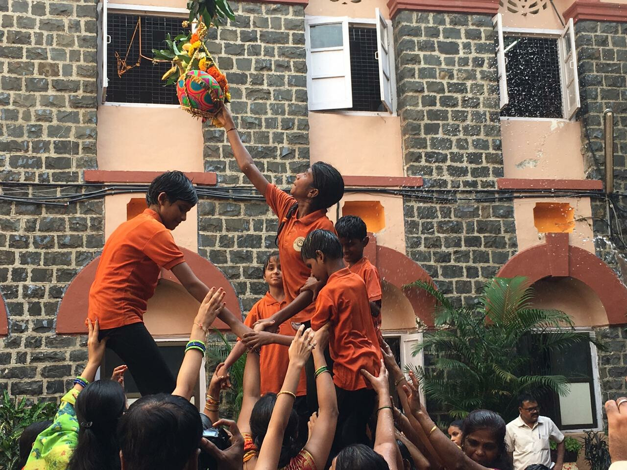 नेत्रहीन छात्रों ने मनाई दही हांडी