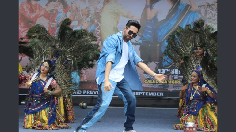 आयुष्मान खुराना ने कॉलेज छात्रों के बीच दही-हांडी फोड़कर मनाया जन्माष्टमी का त्योहार आयुष्मान खुराना ने कॉलेज छात्रों के बीच दही-हांडी फोड़कर मनाया जन्माष्टमी का त्योहार