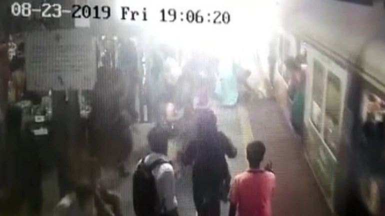 आरपीएफ के जवान ने चलती ट्रेन से गिरी महिला की बचाई जान