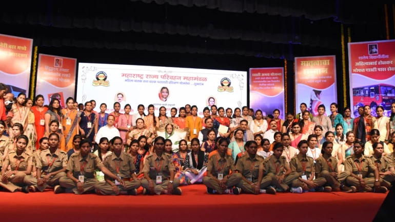 एसटी बसच्या चालकपदी महिलांची निवड एसटी बसच्या चालकपदी महिलांची निवड