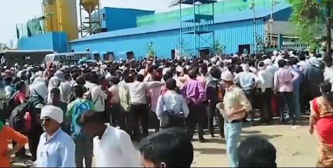 शिक्षकांवर पोलिसांचा लाठीमार, आझाद मैदानातील आंदोलनाला गालबोट