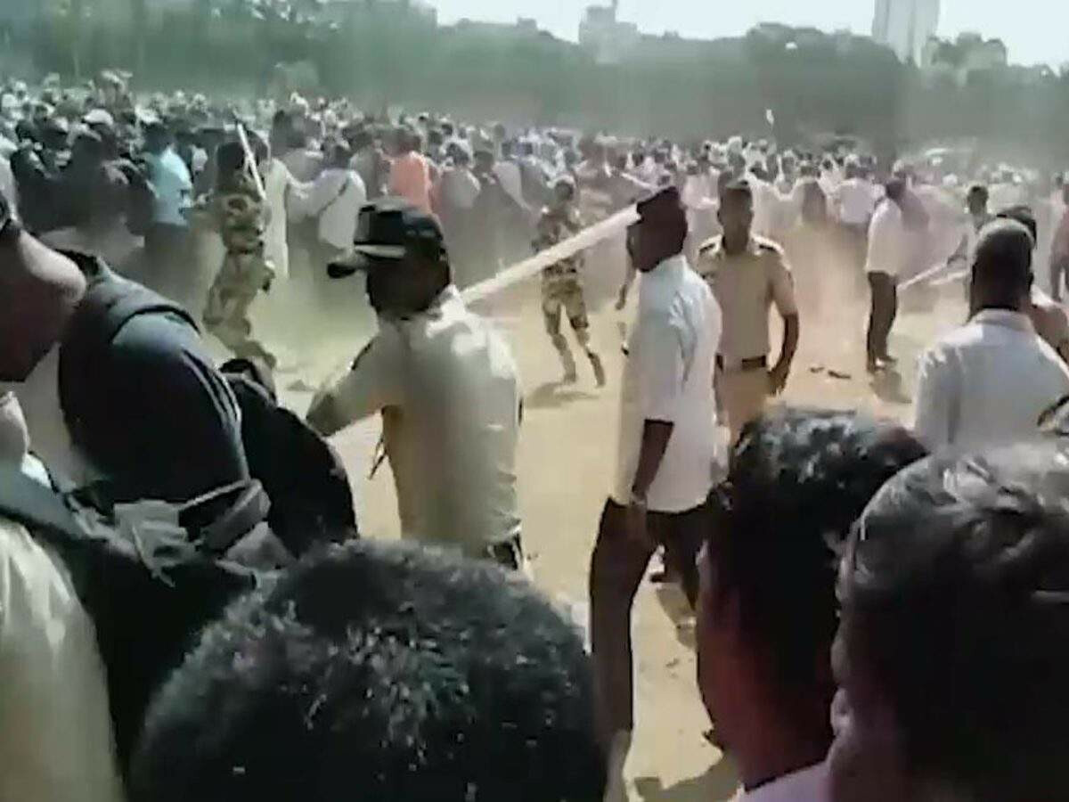 आंदोलन कर रहे शिक्षकों पर लाठीचार्ज