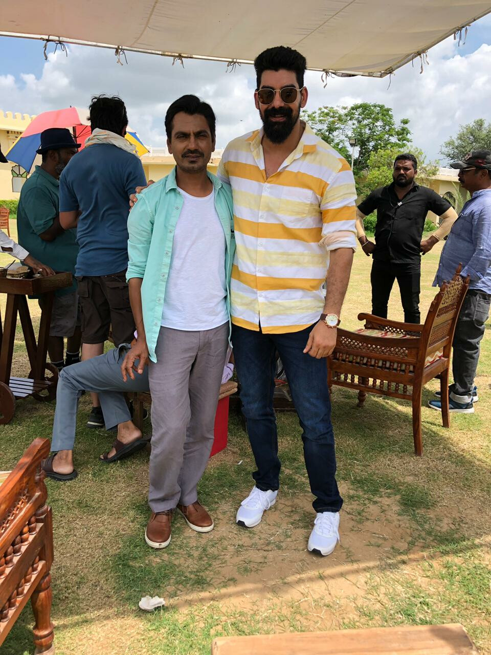 मांडवामध्ये 'बोले चुडिया'च्या सेटवर नवाजुद्दीन-कबीर भेट