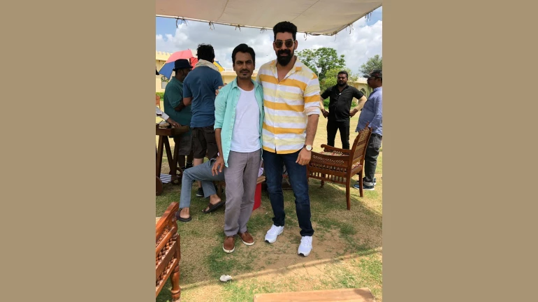 मांडवामध्ये 'बोले चुडिया'च्या सेटवर नवाजुद्दीन-कबीर भेट मांडवामध्ये 'बोले चुडिया'च्या सेटवर नवाजुद्दीन-कबीर भेट