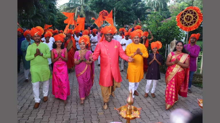 अभिजीत कोसंबीनं गायली 'तेली गल्लीचा राजा'ची महती अभिजीत कोसंबीनं गायली 'तेली गल्लीचा राजा'ची महती