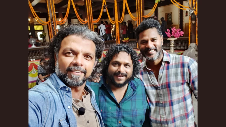 महेशचं देवेंद्रला 'दबंग' गिफ्ट महेशचं देवेंद्रला 'दबंग' गिफ्ट