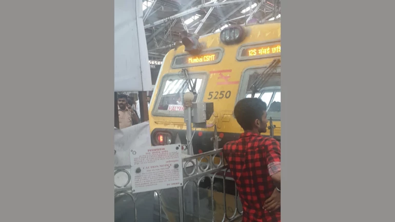 सीएसएमटी स्थानकात बफरवर आदळली लोकल सीएसएमटी स्थानकात बफरवर आदळली लोकल