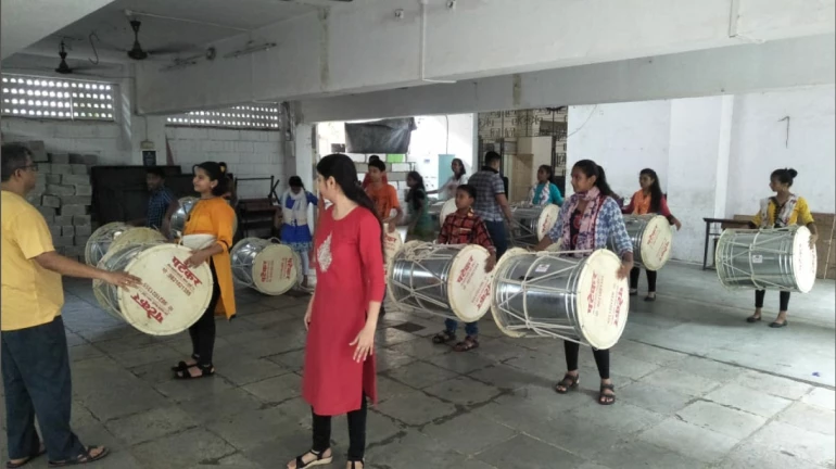 गणेशोत्सव २०१९: २०० विद्यार्थ्यांचं ध्वजपथक ‘असा’ उभारणार शाळेसाठी निधी गणेशोत्सव २०१९: २०० विद्यार्थ्यांचं ध्वजपथक ‘असा’ उभारणार शाळेसाठी निधी