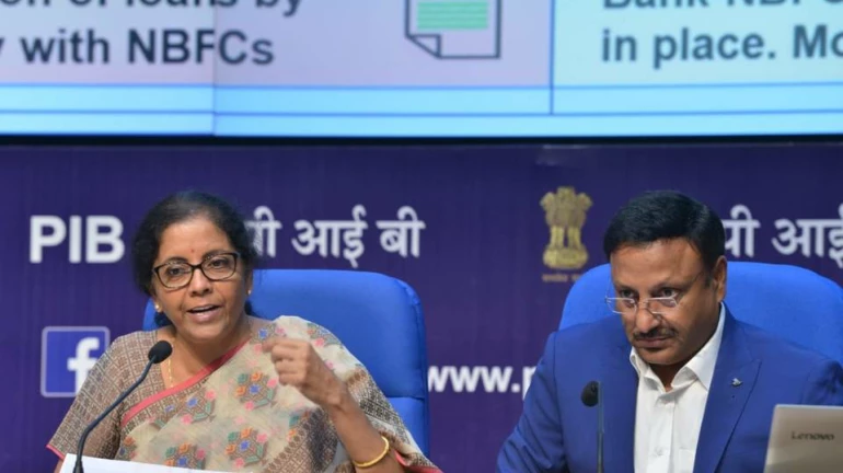 पीएनबी, कॅनरा, युनायटेड, युनियनसह १० बँकांचं होणार विलीनीकरण, निर्मला सीतारमण यांची घोषणा पीएनबी, कॅनरा, युनायटेड, युनियनसह १० बँकांचं होणार विलीनीकरण, निर्मला सीतारमण यांची घोषणा