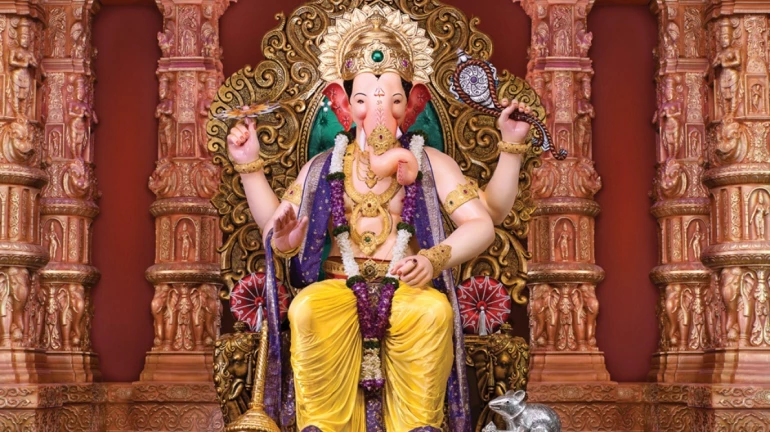 ganesh chaturthi 2020: परंपरा खंडीत करू नका, ‘लालबागचा राजा’ला ‘त्यांची’ आग्रहाची विनंती ganesh chaturthi 2020: परंपरा खंडीत करू नका, ‘लालबागचा राजा’ला ‘त्यांची’ आग्रहाची विनंती