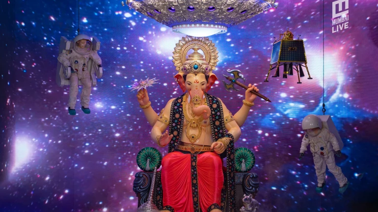 गणेशोत्सव २०१९: लालबागच्या राजाचं पहिलं दर्शन गणेशोत्सव २०१९: लालबागच्या राजाचं पहिलं दर्शन