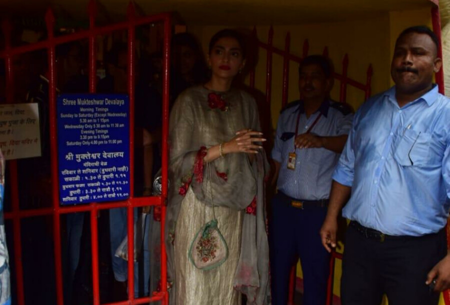 सोनम कपूर पहुंची शनि मंदिर,"द ज़ोया फैक्टर" के लिए टेका मत्था!