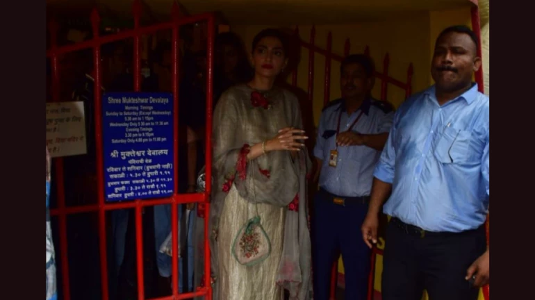 सोनम कपूर पहुंची शनि मंदिर,"द ज़ोया फैक्टर" के लिए टेका मत्था! सोनम कपूर पहुंची शनि मंदिर,"द ज़ोया फैक्टर" के लिए टेका मत्था!