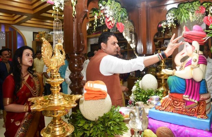 'या' नेत्यांच्या घरी आले बाप्पा