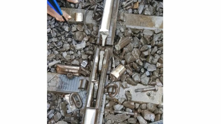 SHOCKING: छाता दिखा कर रुकाया लोकल ट्रेन, बची सैकड़ों लोगों की जान SHOCKING: छाता दिखा कर रुकाया लोकल ट्रेन, बची सैकड़ों लोगों की जान