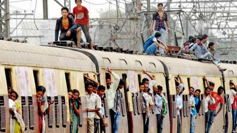 रेल्वे प्रवासात स्टंट केल्यास ५ वर्षांची शिक्षा रेल्वे प्रवासात स्टंट केल्यास ५ वर्षांची शिक्षा