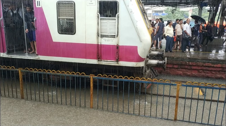 लोकल ट्रेन अंशत: सुरू, अंधेरीहून लोकल चर्चगेटच्या दिशेने रवाना लोकल ट्रेन अंशत: सुरू, अंधेरीहून लोकल चर्चगेटच्या दिशेने रवाना