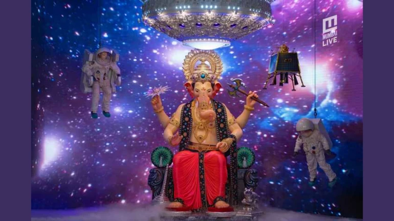 १० मिनिटांत लालबागच्या राजाचं दर्शन, पावसामुळे गणेशभक्तांची गर्दी ओसरली १० मिनिटांत लालबागच्या राजाचं दर्शन, पावसामुळे गणेशभक्तांची गर्दी ओसरली