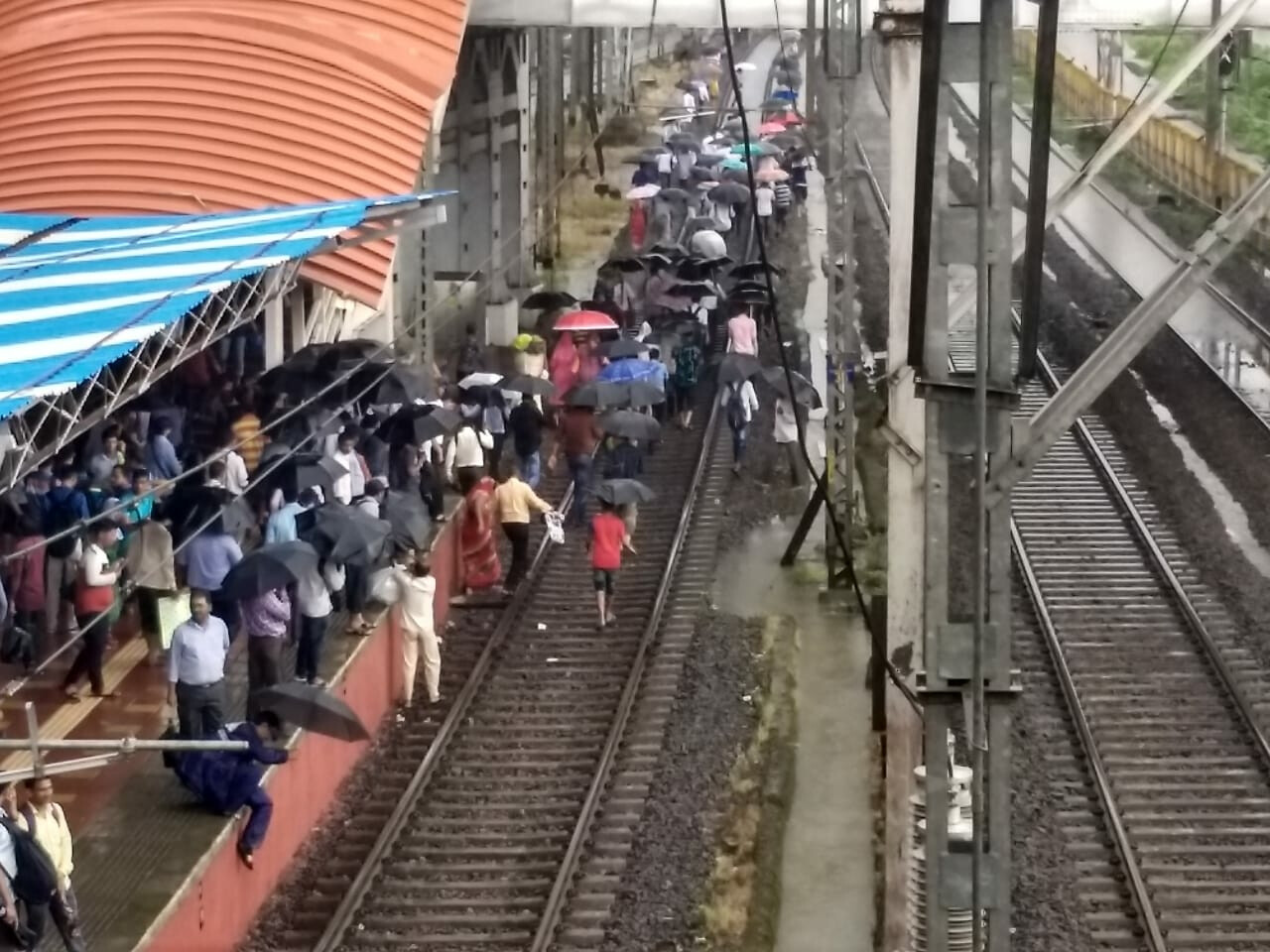 तिन्ही रेल्वे मार्गावरील वाहतूक पूर्वपदावर