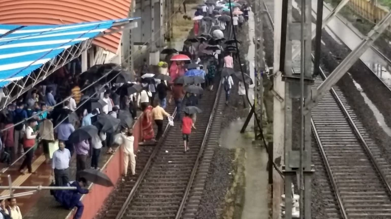 मुंबई के तीनों मार्ग पर लोकल रेल सेवा सामान्य
