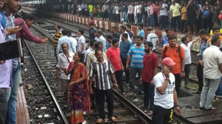 तुतारी एक्सप्रेस उशिरानं, दादर स्थानकांत प्रवाशांचं आंदोलन तुतारी एक्सप्रेस उशिरानं, दादर स्थानकांत प्रवाशांचं आंदोलन