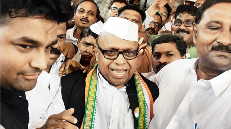 काँग्रेसमधील राजीनाम्याचे पडसाद, मुंबई अध्यक्ष दिल्लीला रवाना काँग्रेसमधील राजीनाम्याचे पडसाद, मुंबई अध्यक्ष दिल्लीला रवाना