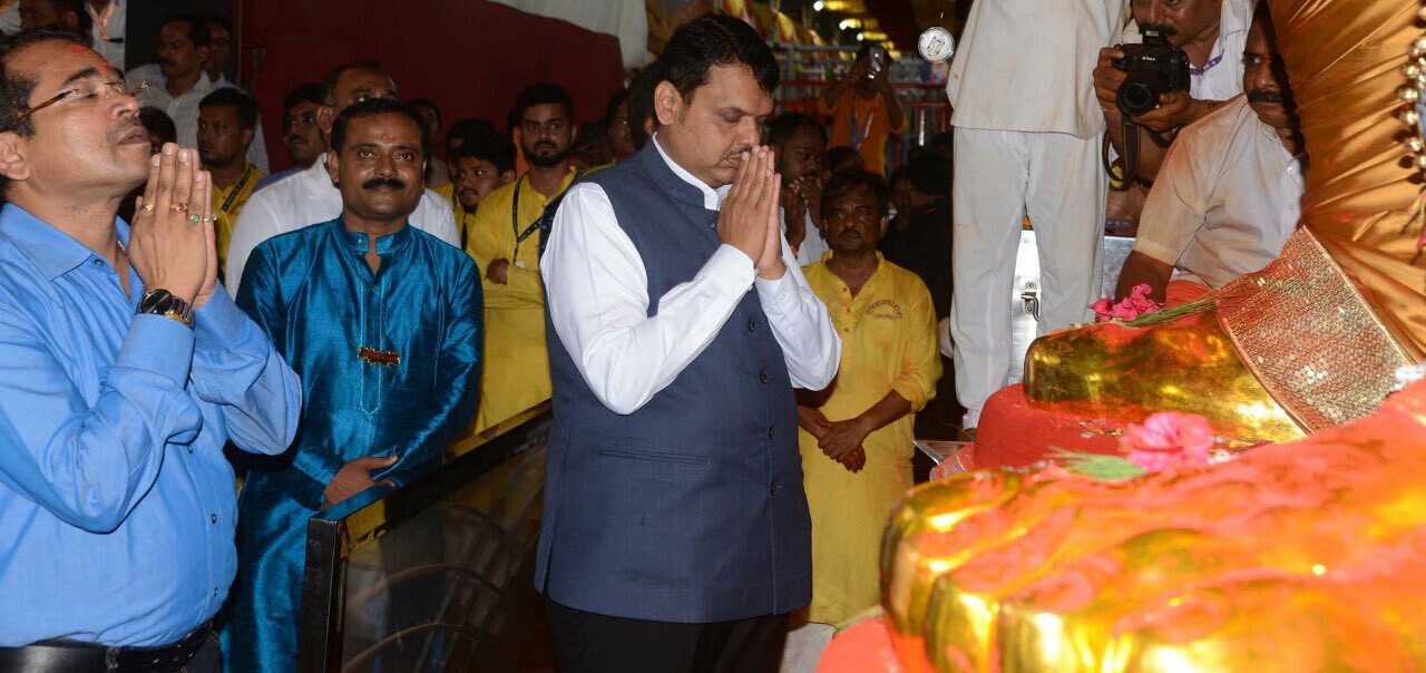 Deepika Padukone and Devendra Fadnavis offer prayers at Lalbaugcha Raja
