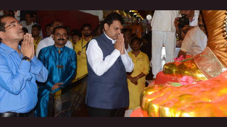 Deepika Padukone and Devendra Fadnavis offer prayers at Lalbaugcha Raja Deepika Padukone and Devendra Fadnavis offer prayers at Lalbaugcha Raja