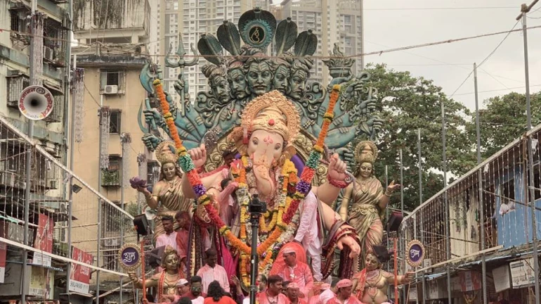लालबागच्या राजाची स्वारी निघाली... गणेश विसर्जनाच्या Live Updates साठी 'इथं' क्लिक करा! लालबागच्या राजाची स्वारी निघाली... गणेश विसर्जनाच्या Live Updates साठी 'इथं' क्लिक करा!