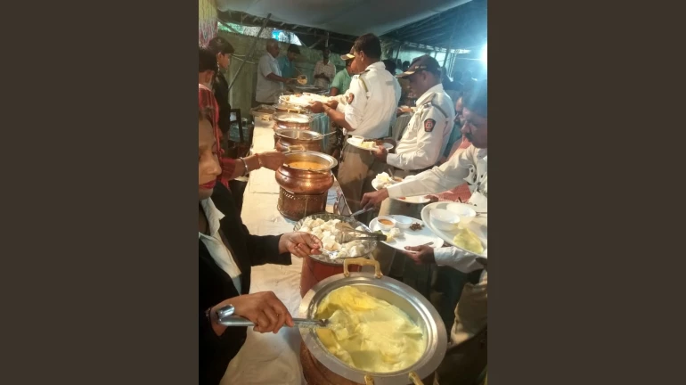 Ganesh Utsav 2019: Residents of KN Bhatia building continue 18-year-old tradition of feeding policemen Ganesh Utsav 2019: Residents of KN Bhatia building continue 18-year-old tradition of feeding policemen