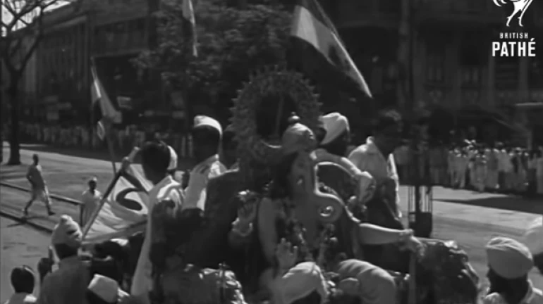 गणेशोत्सव २०१९ : ब्रिटिशकाळात असं व्हायचं गणपतीचं विसर्जन, पाहा ऐतिहासिक व्हिडिओ गणेशोत्सव २०१९ : ब्रिटिशकाळात असं व्हायचं गणपतीचं विसर्जन, पाहा ऐतिहासिक व्हिडिओ