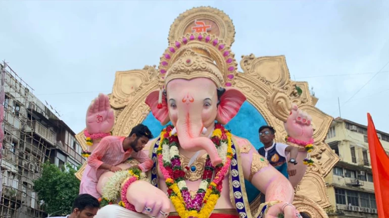 Ganesh Utsav 2020 : यंदाचा बाप्पा ४ फुटांचाच, उद्धव ठाकरेंची मोठी घोषणा Ganesh Utsav 2020 : यंदाचा बाप्पा ४ फुटांचाच, उद्धव ठाकरेंची मोठी घोषणा