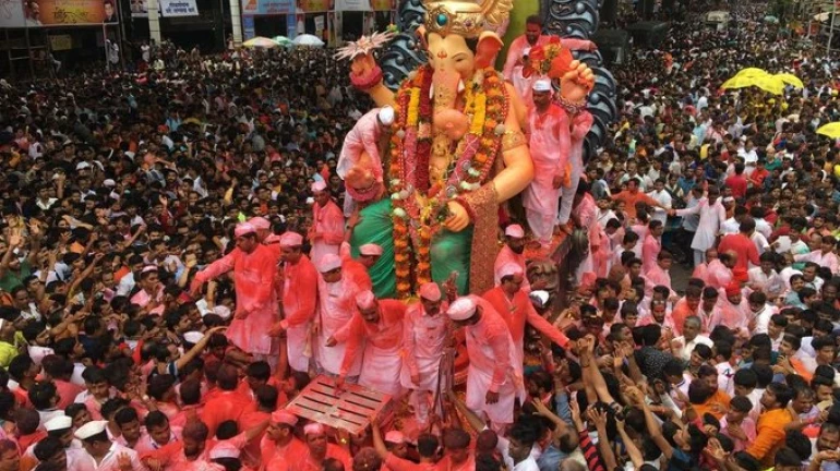 गणेशोत्सव २०१९: तब्बल २१ तासांच्या मिरवणुकीनंतर लालबागच्या राजाचं विसर्जन गणेशोत्सव २०१९: तब्बल २१ तासांच्या मिरवणुकीनंतर लालबागच्या राजाचं विसर्जन