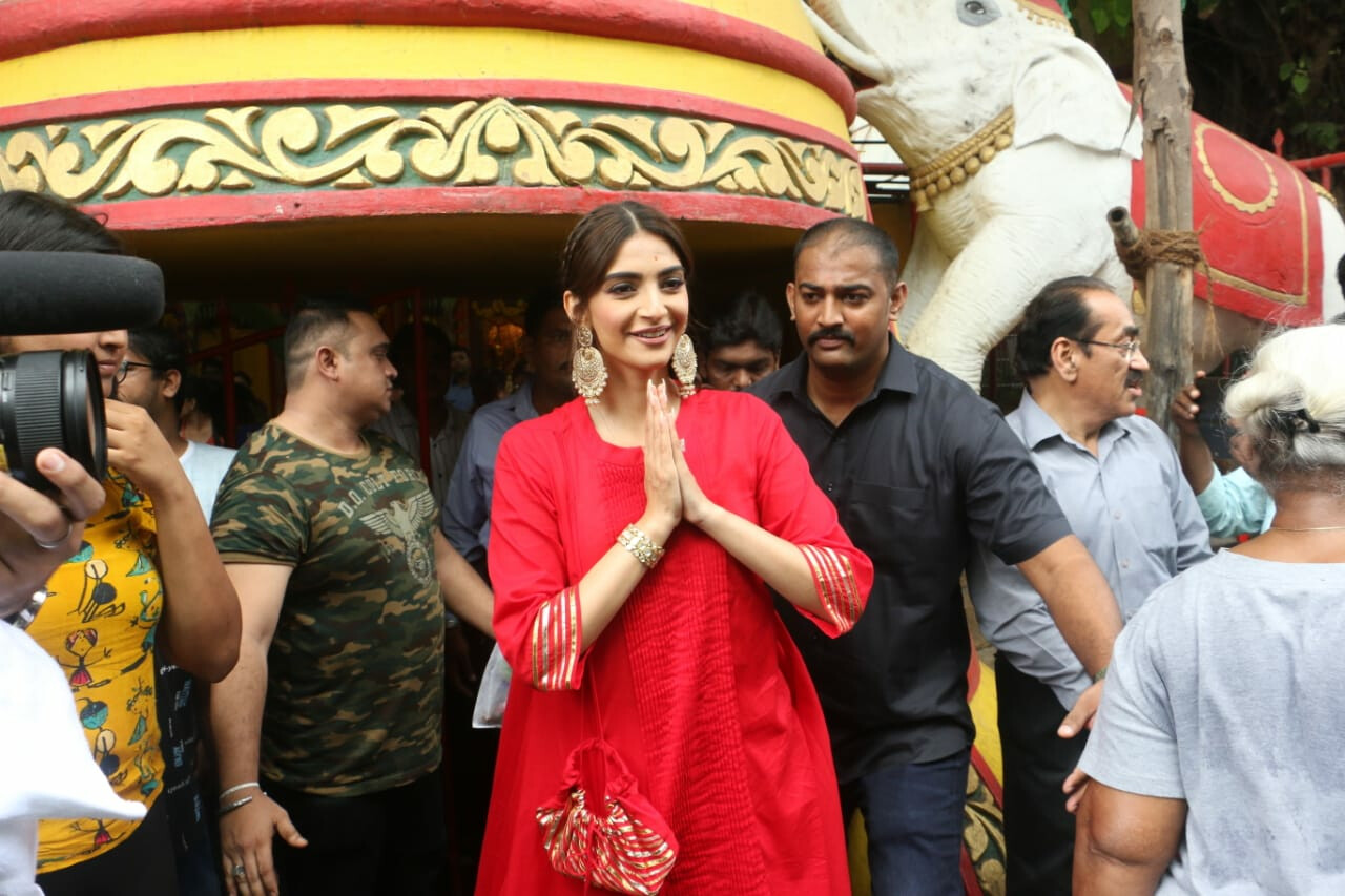 'द जोया फैक्टर' की रिलीज से पहले सोनम फिर पहुंची शनि के दरबार!