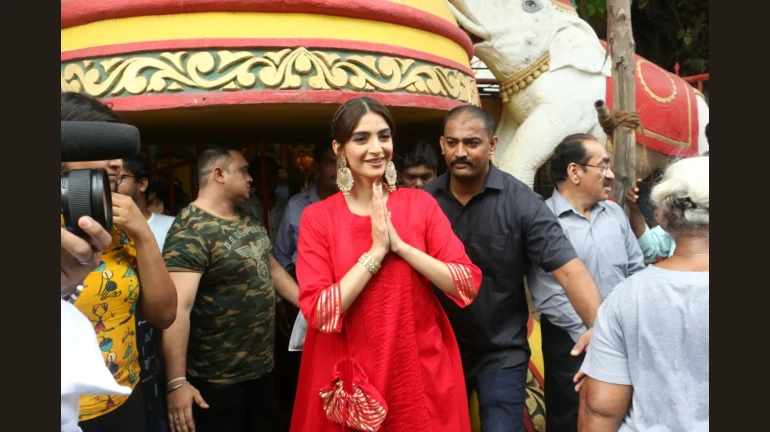 'द जोया फैक्टर' की रिलीज से पहले सोनम फिर पहुंची शनि के दरबार! 'द जोया फैक्टर' की रिलीज से पहले सोनम फिर पहुंची शनि के दरबार!